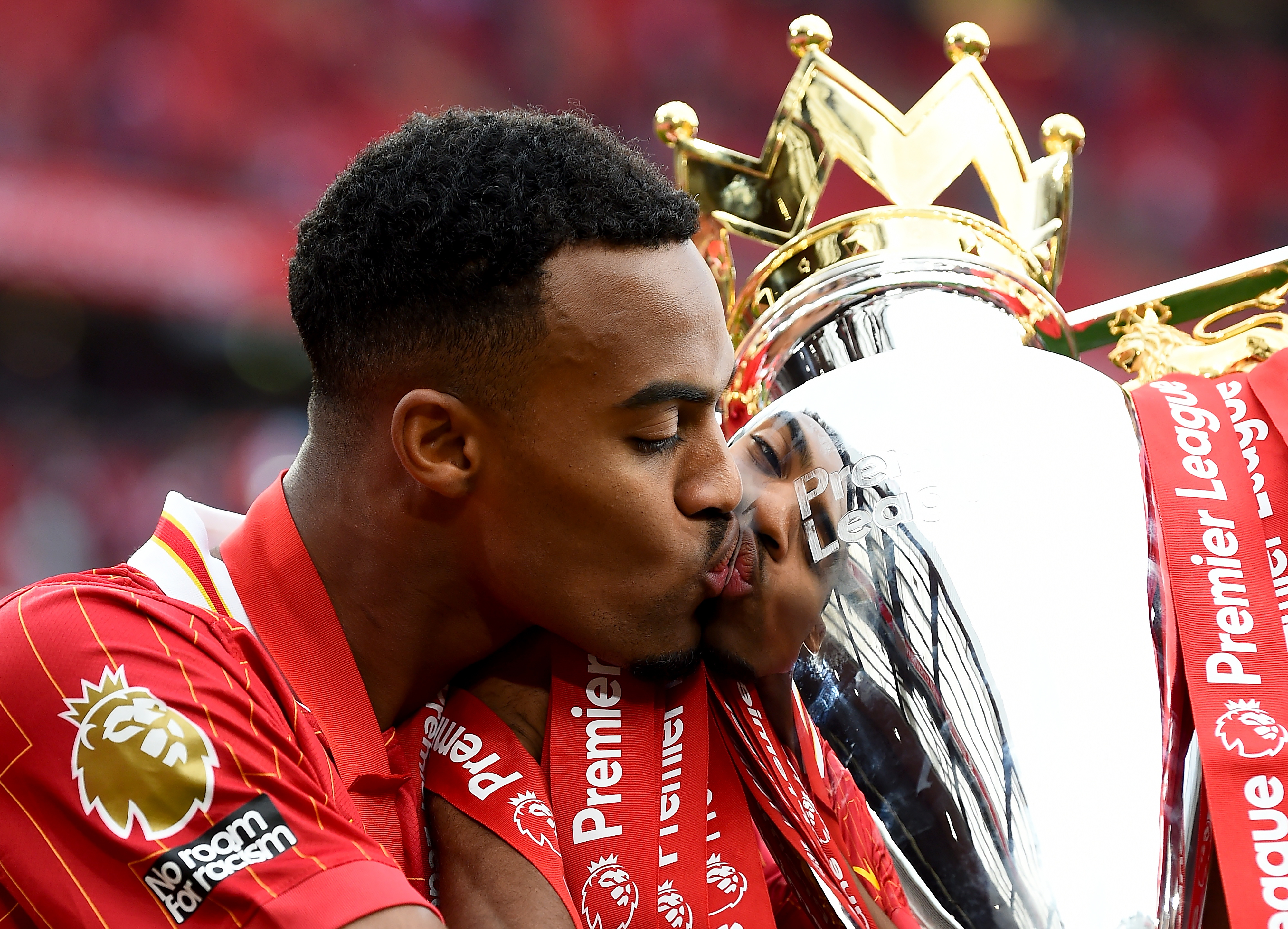 利物浦逆转获胜稳固榜首,领跑英超联赛的球员 利物浦逆转获胜稳固榜首,领跑英超联赛的球员