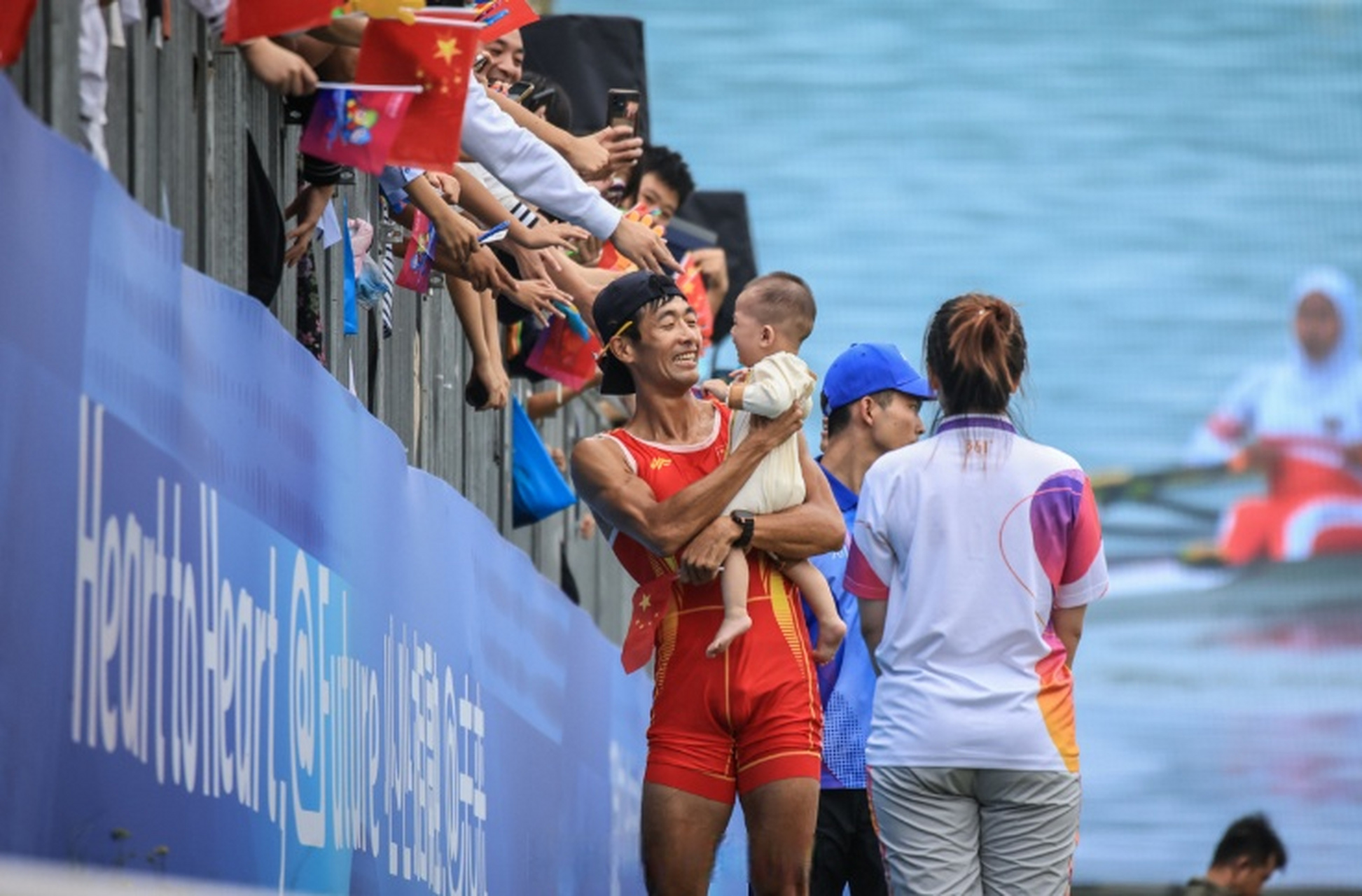 运动员们在场上挥洒汗水，赛事收获高潮迭起(运动员在比赛过程中出现身体发热,大量出汗的现象)